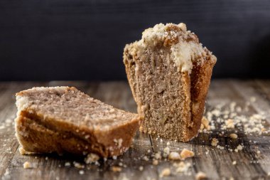 Tahta masada ev yapımı kekler.