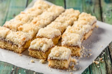 Kare şeklinde dilimlenmiş, yemeye hazır küçük tatlı bir pasta.