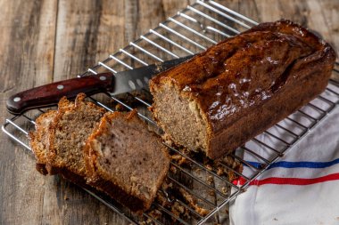 Ev yapımı puding yemeye hazır.