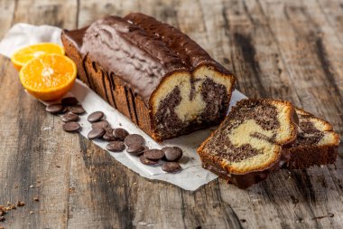 Tahtada cips olan çikolatalı puding.