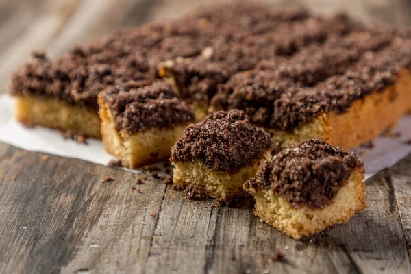 Kare Şeklinde Kesilmiş Kahverengi Şekerli Mini Kek Yemeye Hazır — Stok fotoğraf
