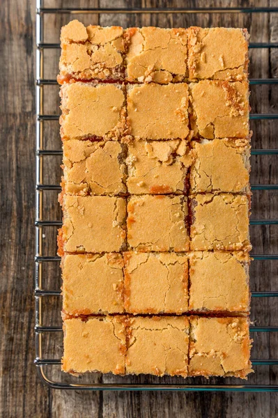 Kare Şeklinde Dilimlenmiş Yemeye Hazır Küçük Tatlı Bir Pasta — Stok fotoğraf