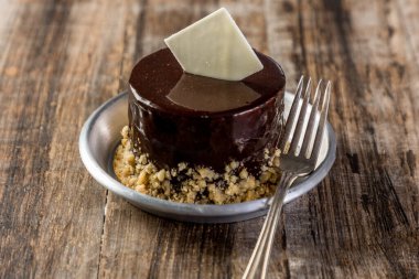 Mini çikolatalı tatlı pasta yemeye hazır.