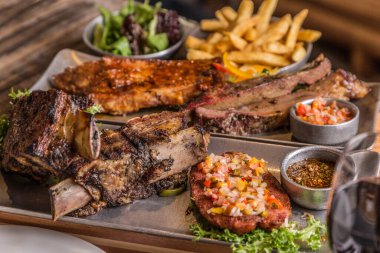 Köy patatesi, salata ve soslu füme et.