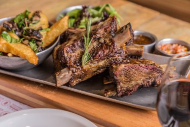 Köy patatesi, salata ve soslu füme et.