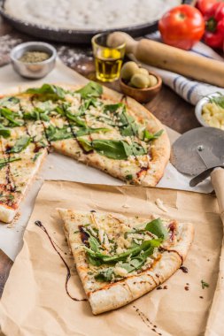 Ev yapımı pizza roka aceto.