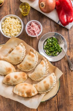 Empanadas biberli soğanlı zeytin yapıyorum.