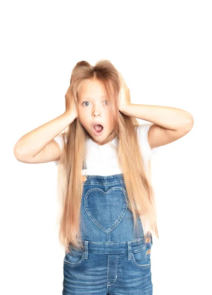 İzole bir arka planda bir çocuğun portresi çok şaşırtıcıydı..