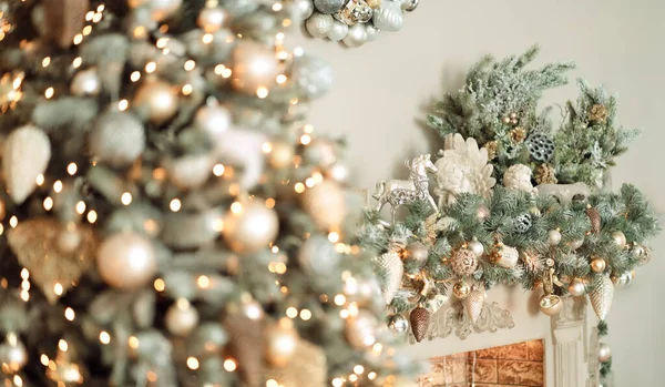 Noel süsleri bulanık ağaçta.