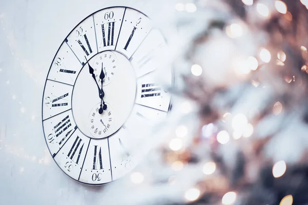 Yeni yıldan önceki son dakikalar. Duvardaki büyük saat..