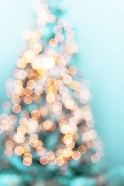 Işıklı bir Noel ağacı şeklinde bulanık bir arka plan..