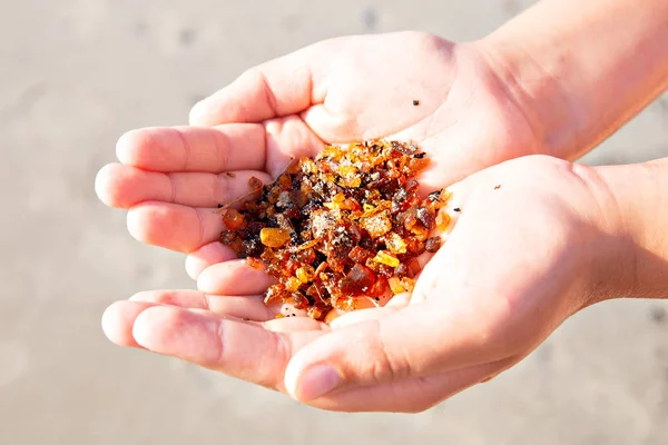 Bir çocuğun ellerinde kehribar taşı.