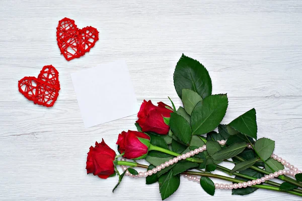 Kırmızı güller, bir mektup ve açık bir masada kalpler..
