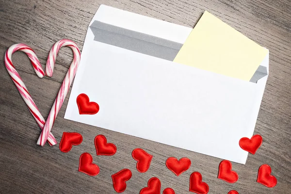 Gefeliciteerd brief van liefhebbers voor de vakantie met harten en snoepjes. — Stockfoto