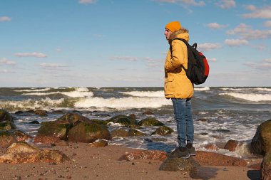 Denizde bir adam seyahat ederken uzaklara bakıyor..