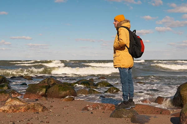 Denizde bir adam seyahat ederken uzaklara bakıyor..