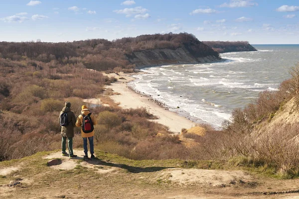 İki adam seyahat ederken denize bakar..