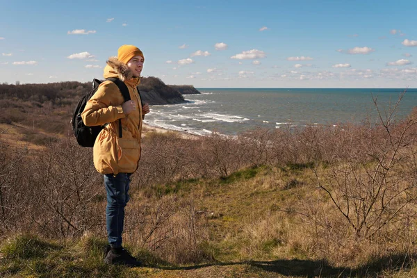 Denizde bir adam seyahat ederken uzaklara bakıyor..