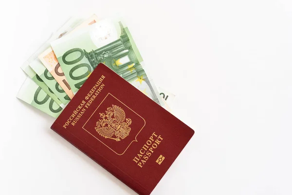 Ρωσικό διαβατήριο με χρήματα στο τραπέζι. — Φωτογραφία Αρχείου