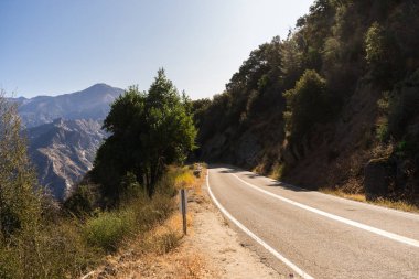 Kings Canyon Ulusal Parkı 'ndaki dağlardan geçen yol kesiliyor.