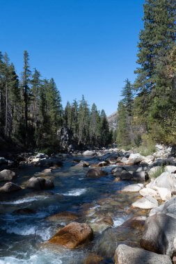 King 's Canyon Ulusal Parkı' ndaki muhteşem nehir manzarası.