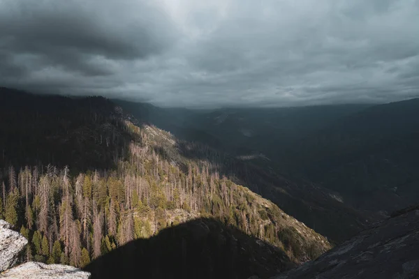Fabulosa vista desde la roca Moro en el Parque Nacional Sequoia con montañas brumosas en el fondo y hermosos rayos de sol que resaltan el horizonte  , — Foto de Stock