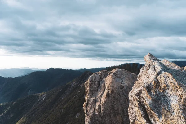 Fabulosa vista desde Moro Rock en el Parque Nacional Sequoia con una niebla montañas en el fondo — Foto de Stock