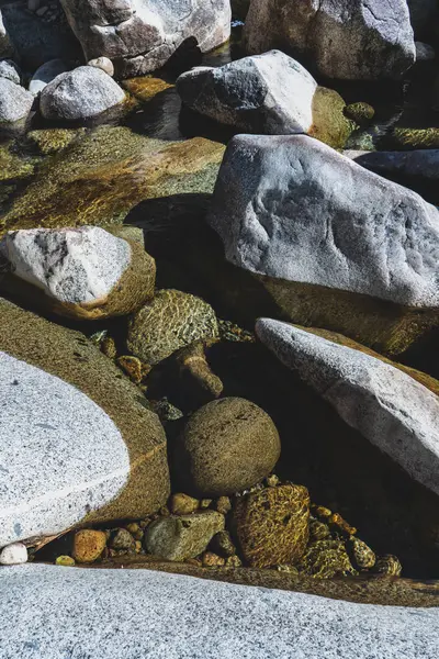 Rocas blancas en un agua, río de montaña — Foto de Stock