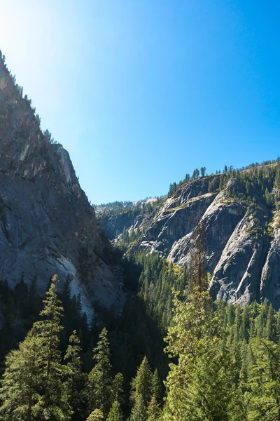 Incrível Yosemite National Park panorama com belas florestas e rochas — Fotografia de Stock