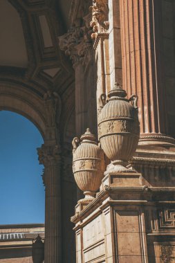 Antik Roma binasının güzel amforo süslemesi