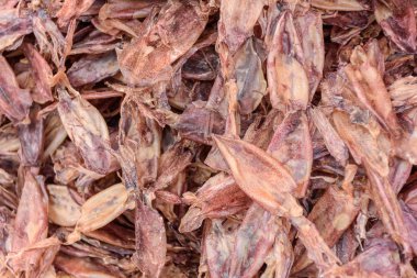 Tayland deniz ürünleri pazarında kurutulmuş kalamar..