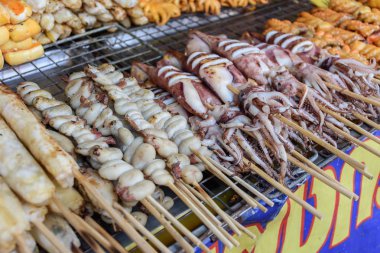 Tayland 'da ızgara mürekkep balığı.