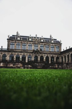 Almanya 'nın Dresden şehrindeki Zwinger Sarayı' nın içinde.