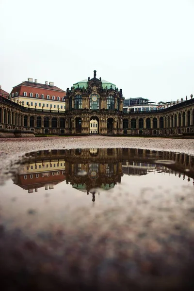 Almanya, Dresden 'deki bir su birikintisinde Zwinger' ın yansıması