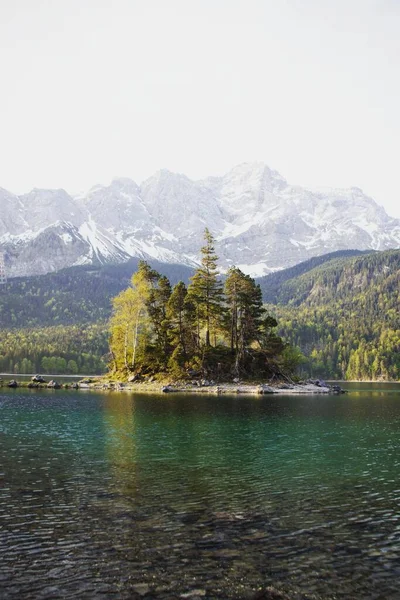 Νησί στη λίμνη Eibsee μπροστά από Zugspitze, Βαυαρία, Γερμανία — Φωτογραφία Αρχείου