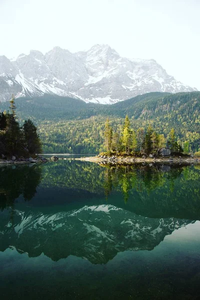 Reflexe jezera Eibsee před Zugspitze, Bavorsko, Německo — Stock fotografie