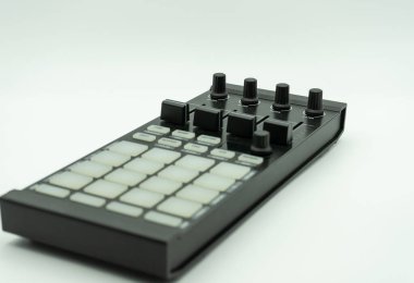 Disk jokeyi, ses üreticisi ve besteci için midi denetleyici. Beyaz arkaplanda izole edilmiş modern dijital ritim makinesi ile elektronik müzik parçaları oluşturun, müzik konsepti