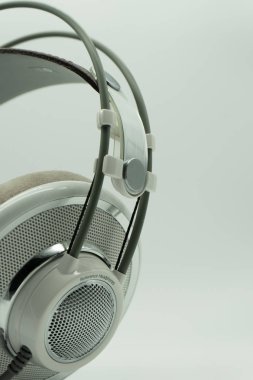 Müzik yapımcıları için beyaz ve gümüş kulaklıklar. Karıştırıyorum. Beyaz arka plan. Kopyala yapıştır. Müzik Konsepti