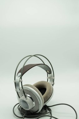 Müzik yapımcıları için beyaz ve gümüş kulaklıklar. Karıştırıyorum. Beyaz arka plan. Kopyala yapıştır. Müzik Konsepti