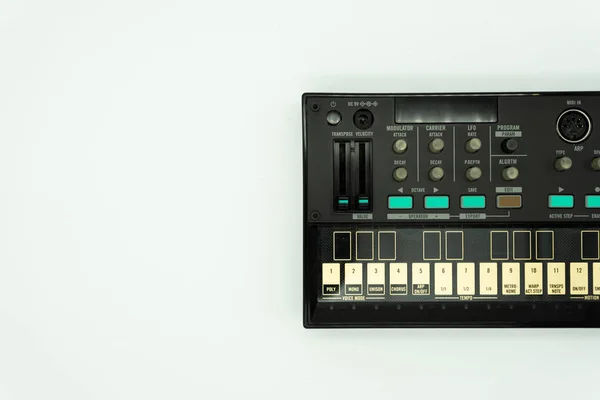 Черный аналоговый синтезатор с ручками и ключами. Аудиооборудование для музыкального производства. Звукозаписывающее устройство для музыканта. Белый фон. Концепция музыки . — стоковое фото