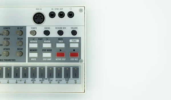 Biały syntezator analogowy z gałkami i kluczami. Urządzenia audio do produkcji muzycznej. Maszyna perkusyjna. Białe tło. Koncepcja muzyki. — Zdjęcie stockowe
