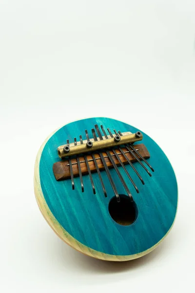 Blue Drewniany etniczny afrykański instrument Kalimba zamknąć. Białe tło. Koncepcja muzyki. — Zdjęcie stockowe