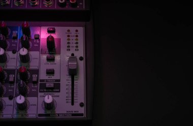 Seçili odaklı müzik stüdyosu için analog karıştırıcı, kopyalama ve yapıştırma için alanı olan siyah arkaplanda izole edilmiş, müzik kavramı