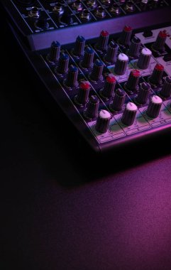 Müzik stüdyosu için seçilmiş odak, sahne aydınlatması, kopyalama ve yapıştırma için alanı olan siyah arkaplanda izole edilmiş analog karıştırıcı, müzik konsepti