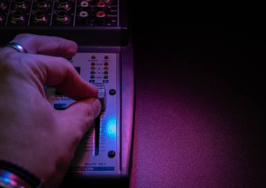 ses mühendisinin elleri seçili odak ile ses karıştırma konsolu üzerinde çalışıyor, kopyalama ve yapıştırma için alanı olan siyah arkaplan üzerinde izole edilmiş, müzik konsepti