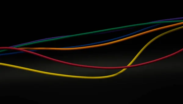Расширенные цветовые кабели на изолированном черном фоне, выбранный фокус, Копирование пасты, технологическая концепция — стоковое фото