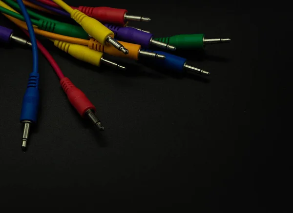 Цветные кабели разъема на черном изолированном фоне, выбранный фокус, копировать пасту, музыкальная концепция — стоковое фото