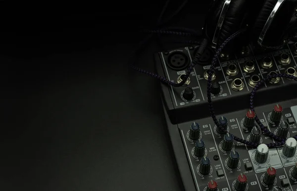 Painel de controle de mixer de som e áudio profissional com botões e controles deslizantes, cabos, entradas e saídas de áudio isoladas em um fundo preto, copiar-colar, música conceitual — Fotografia de Stock