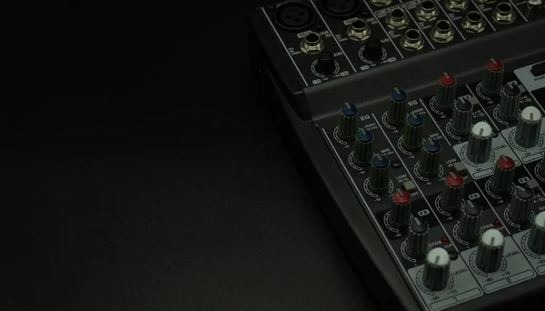 Feche o painel de controle de mixer de som e áudio profissional com botões e controles deslizantes, entradas e saídas de áudio isoladas em um fundo preto, copiar-colar, música conceitual — Fotografia de Stock