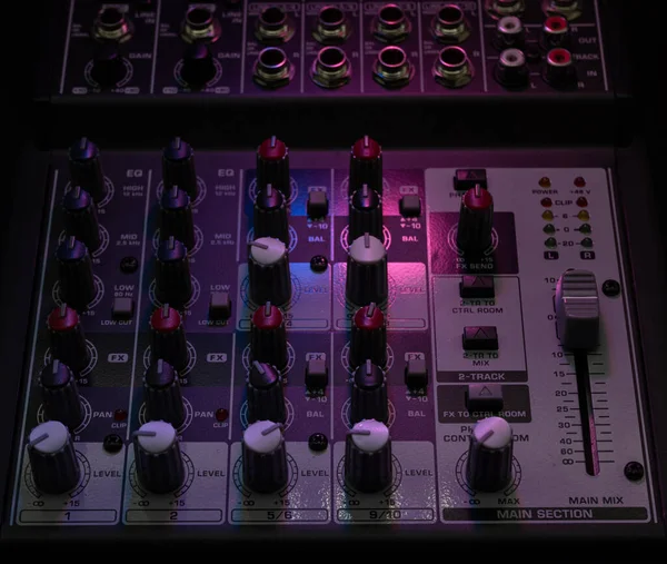 Panel de control profesional del mezclador de sonido y audio con botones y deslizadores, cables, entradas y salidas de audio aisladas sobre un fondo negro, música conceptual —  Fotos de Stock